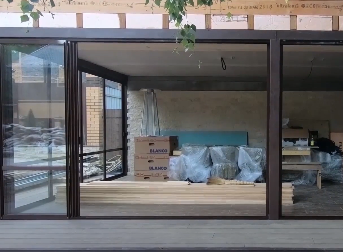 Панорамное остекление с раздвижными дверьми